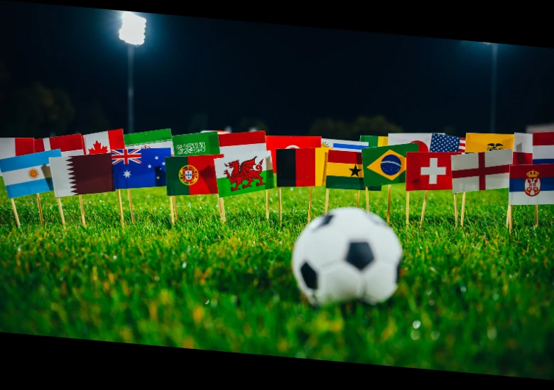 Banderas de las selecciones del Mundial sobre el césped junto a un balón